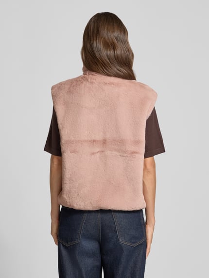Vrouwenmodel draagt bodywarmer met recht model, opstaande kraag met tunnelkoord, ritssluiting, steekzakken, Model 'FONY' van FREE/QUENT, ruglengte maat S 56 cm, schouderbreedte 45 cm, borstwijdte 48 cm, Ganzkörperansicht Rückansicht.