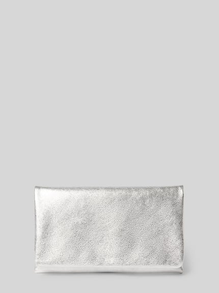 Produktfoto, Clutch aus echtem Leder mit Strukturmuster von Abro in Silber, rechteckige Form, sichtbares Strukturmuster, neutraler Hintergrund. Hauptfach mit Umschlag und Magnetverschluss, Reißverschlussfach und Label-Detail innen, Maße ca. 23x14x4 cm.