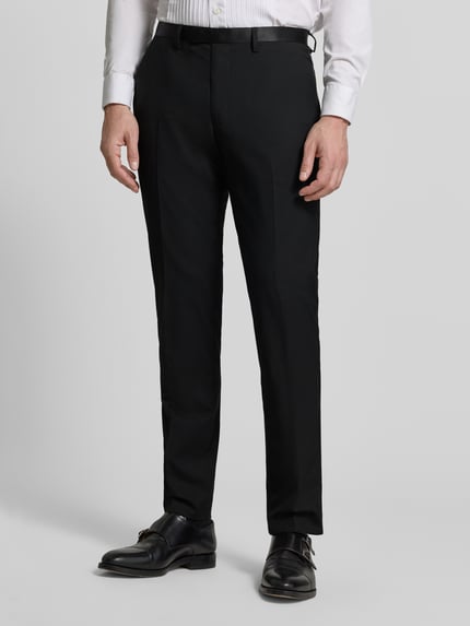 Mężczyzna nosi Slim Fit Anzughose mit Gesäßtaschen od MCNEAL, czarna, materiał z domieszką wiskozy, krój slim fit, Szerokość w rozmiarze 50: 45 cm, długość nogawki 83 cm, widok na całe ciało z przodu.