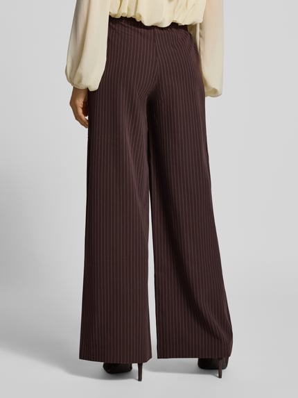 Vrouwenmodel draagt Regular Fit broek met elastische band van YAS, mat krijtstreep, elastiek boord, wijdte Dames, geheel achteraanzicht.