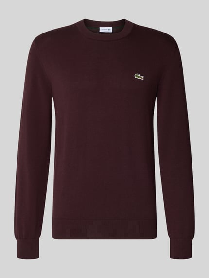 Produktfoto, Regular Fit Pullover aus Baumwoll-Mix von Lacoste in Dunkelrot mit feiner Strickstruktur vor grauem Hintergrund.