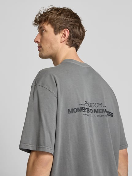 Mężczyznamodel nosi Oversized T-Shirt aus Baumwolle Modell 'Hattem' von Pegador, bawełna, krój oversized fit, okrągły dekolt, detal z logo, długość tyłu w rozmiarze M: 70 cm, zbliżenie na górną część pleców