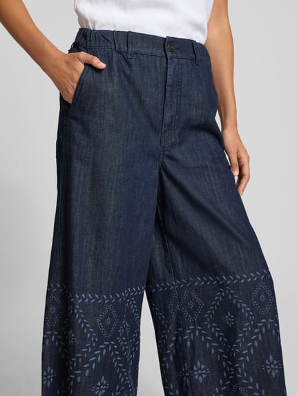 Vrouwenmodel draagt donkerblauwe wide fit Wide Leg Jeans uit pure katoen Model 'LAMPADA' van Weekend Max Mara, detailopname heupen