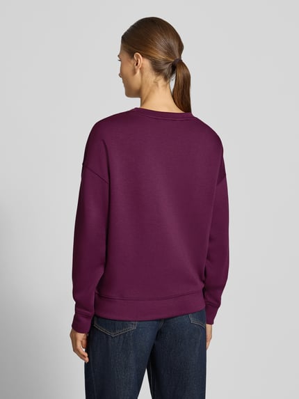 Vrouwenmodel draagt Relaxed Fit Sweatshirt uit elastische viscosemix model 'Ima' van MSCH Copenhagen, donkerpaars, achteraanzicht.