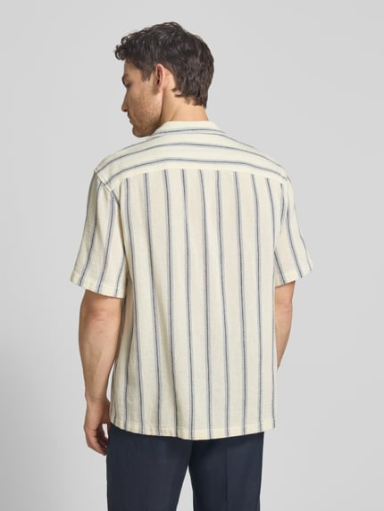 Männermodel trägt Relaxed Fit Freizeithemd aus reiner Baumwolle Modell 'RLXCAL' von SELECTED HOMME, Optik:Allover-Muster, Ganzkörperansicht Rückansicht.