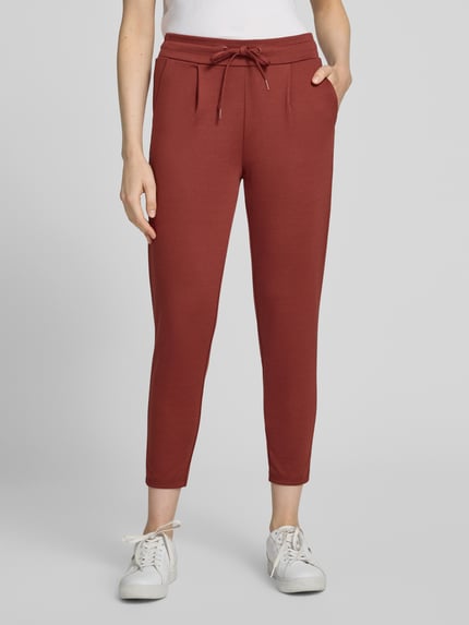 Vrouwenmodel draagt bordeauxrode broek van ICHI, Materiaalmix met viscose, slim fit, elastische band met tunnelkoord, Model 'KATE', Bandwijdte maat S 38 cm, Binnenbeenlengte maat S 63 cm, voorkant bovenlichaam-nabij.