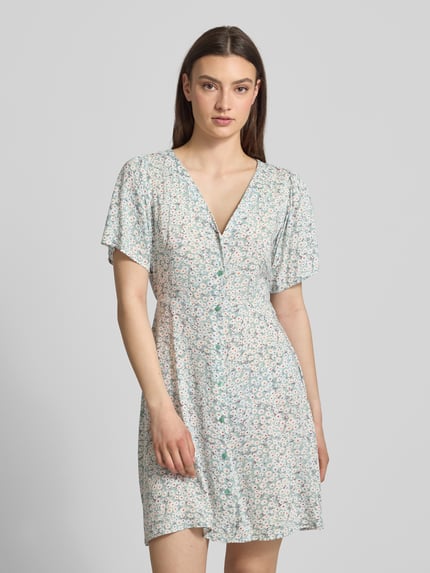 Vrouwenmodel draagt Minikleid aus reiner Viskose Modell 'EVIDA' van Only, lichtblauw, allover-print, getailleerde fit, V-hals, knoopsluiting, bindriem, korte mouwen, pure viscose, voorkant totale opname.