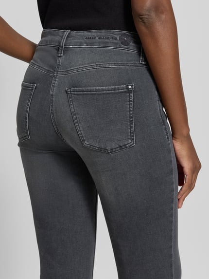 Frauenmodel trägt Bootcut-Jeans aus Baumwoll-Mix Modell 'DREAM BOOT' von MAC in Dunkelgrau, sichtbare Struktur, Nahaufnahme Rückansicht, Damen Bootcut-Jeans von MAC.