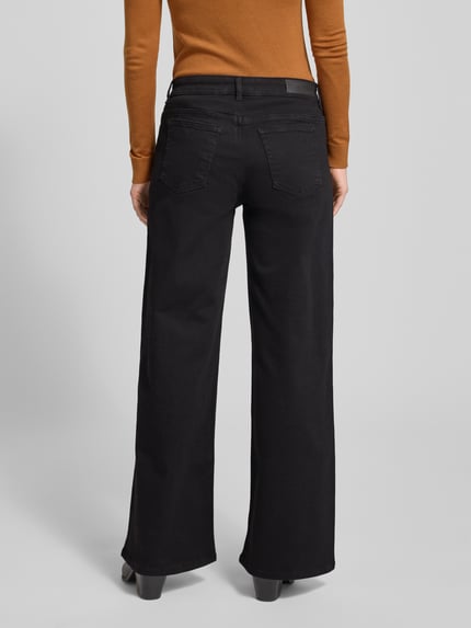 Frauenmodel trägt Relaxed Fit Jeans mit 5-Pocket-Design von comma, schwarzer Baumwoll-Mix mit Ziersteinbesatz, lockerer Schnitt, Ganzkörperansicht Rückansicht.