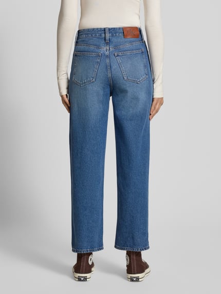 Kobiece modelka nosi Wide Fit Jeans mit Logo-Patch Modell 'Barrel' od Calvin Klein Jeans, niebieska bawełna, 5 kieszeni, widok całej sylwetki od tyłu.