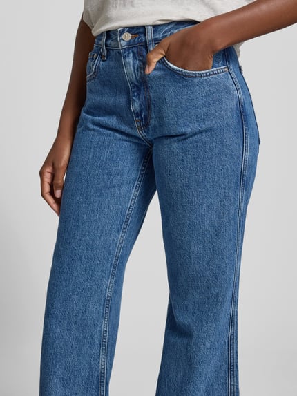 Kobiece modelka nosi Flared Fit Jeans im 5-Pocket-Design od Anine Bing, bawełna, detal z logo, rozkloszowany krój, zapięcie na guzik i zamek błyskawiczny, długość wewnętrzna nogawki w rozmiarze 27: 88 cm, szerokość w rozmiarze 27: 38 cm, niebieski denim, faktura gładka, ujęcie: zbliżenie na górną część nóg