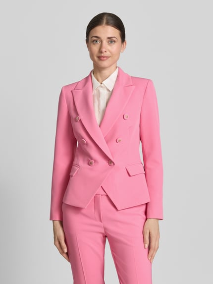 Modelka kobieca nosi Blazer mit Pattentaschen Modell 'REWI' od Rinascimento w różowym kolorze, tkanina z domieszką stretchu, krój taliowany, dwurzędowe zapięcie, kieszenie z patką, długość tyłu w rozmiarze S: 56 cm, całkowity widok z przodu.