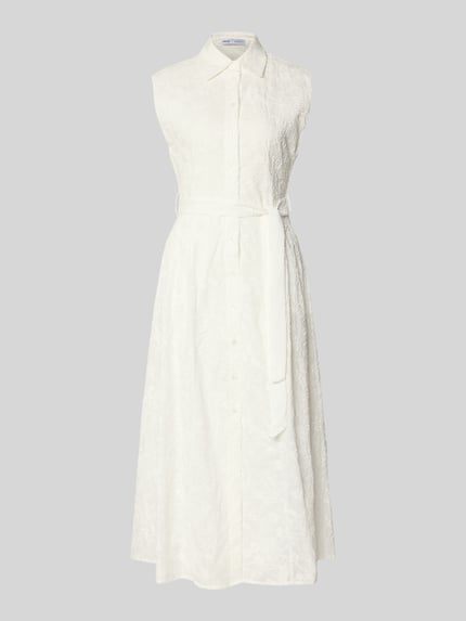Produktfoto, Maxikleid mit Bindegürtel Modell 'CATA' von Mango aus Reine Baumwolle, taillierte Passform, Umlegekragen und Knopfleiste, weißes Material mit strukturierter Oberfläche, Rückenlänge bei Größe S 133 cm, Brustweite 43 cm.