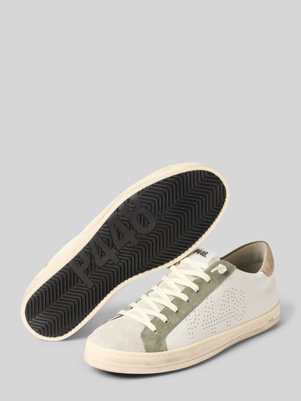 Produktfoto, Sneaker aus echtem Leder Modell 'John' von P448 in Weiß mit olivgrünem Leder-Detail, Logo-Detail, Schnürverschluss, abgerundete Passform, Absatzhöhe 2 cm, Schafthöhe 8 cm, Schaftweite 10 cm