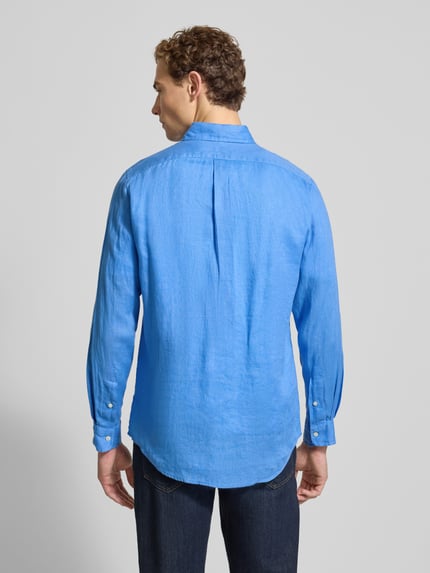 Mannelijk model draagt Freizeithemd aus reinem Leinen van Polo Ralph Lauren in lichtblauw, regular fit, rugaanzicht, lange mouwen, textuur van linnen.