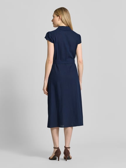 Frauenmodel trägt Hemdblusenkleid aus Viskose-Leinen-Mix mit Gürtel von Apricot, taillierter Midikleid-Schnitt in Dunkelblau, Rückenansicht Ganzkörperansicht.