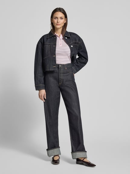 Frauenmodel trägt Langarmshirt mit Polokragen Modell 'VERAN' von Copenhagen Muse, gestreiftes Design, Knopfleiste, Ganzkörperansicht von vorne.