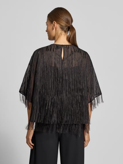 Frauenmodel trägt Cropped Kurzarmbluse mit Fransenbesatz von BOSS in Schwarz aus Chiffon mit kurzarmigen und semitransparenten Details, Ganzkörperansicht Rückansicht.