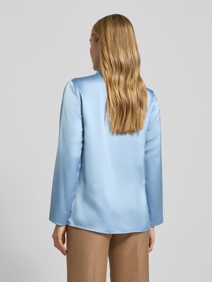 Frauenmodel trägt Regular Fit Langarmbluse mit Schleifen-Detail Modell 'CIMONAS' von HUGO, Optik: Unifarben, Satin, Ganzkörperansicht Rückansicht.