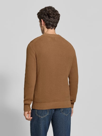 Männermodel trägt Regular Fit Strickpullover aus reiner Baumwolle von MCNEAL, braun, strukturierte Oberfläche, Ganzkörperansicht Rückansicht.