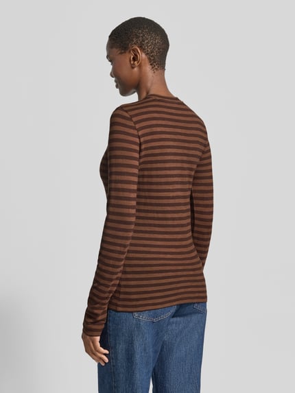Frauenmodel trägt Regular Fit Langarmshirt aus reiner Baumwolle von Marc O'Polo, braun gestreift, Damen Langarmshirt, Ganzkörperansicht Rückansicht.