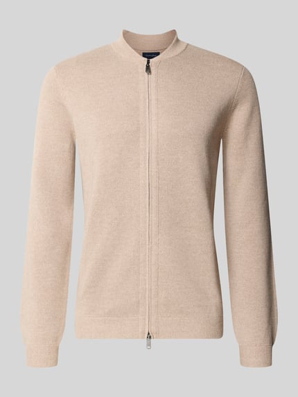 Produktfoto, Slim Fit Strickjacke aus Baumwoll-Mix mit Stehkragen von Christian Berg Men, mieszanka bawełny, krój slim fit, stójka, zamek błyskawiczny dwustronny, krój z długim rękawem, prążkowane wykończenia, długość tyłu w rozmiarze M 68 cm, długość rękawów w rozmiarze M 67 cm, jasnobeżowy, gładka faktura
