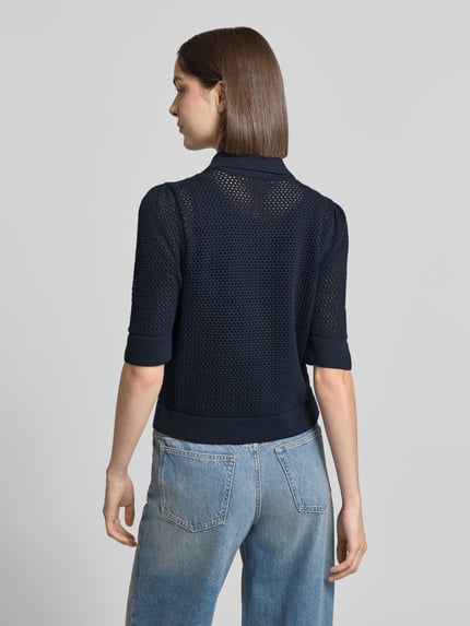 Frauenmodel trägt Strickjacke mit Polokragen und 1/2-Arm von Lanius aus Reine Baumwolle im Regular-Fit, Rückenlänge 47 cm, Ganzkörperansicht Rückansicht.