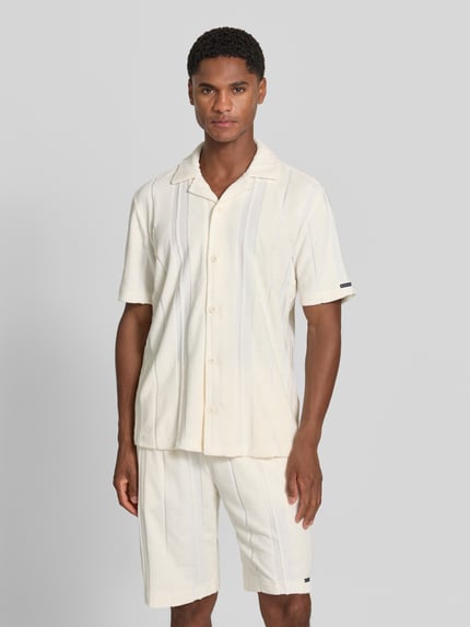 Männermodel trägt Regular Fit Freizeithemd in Frottee-Optik von Tom Tailor in Creme mit Ton-in-Ton-Streifen, Ganzkörperansicht von vorne, Herren Freizeithemd von Tom Tailor