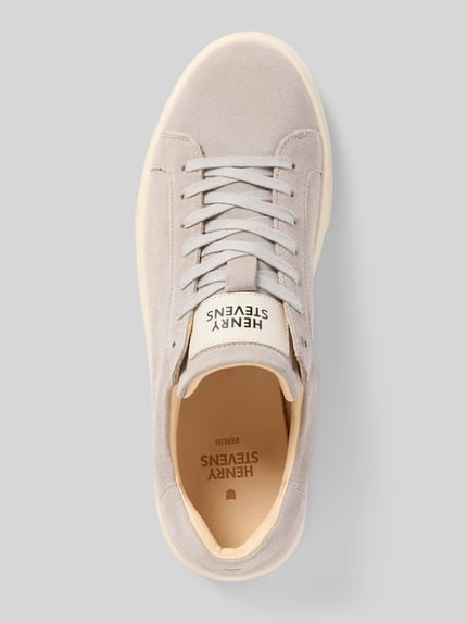 Productfoto, Sneaker uit leer met labeldetail model 'Travis' van Henry Stevens, heren sneaker met afgeronde punt, vetersluiting, echt leer, hakhoogte maat 44: 3 cm, schachthoogte maat 44: 8 cm, schachtbreedte maat 44: 10 cm, lichtbeige tinten, gladde en suède texturen, bovenaanzicht