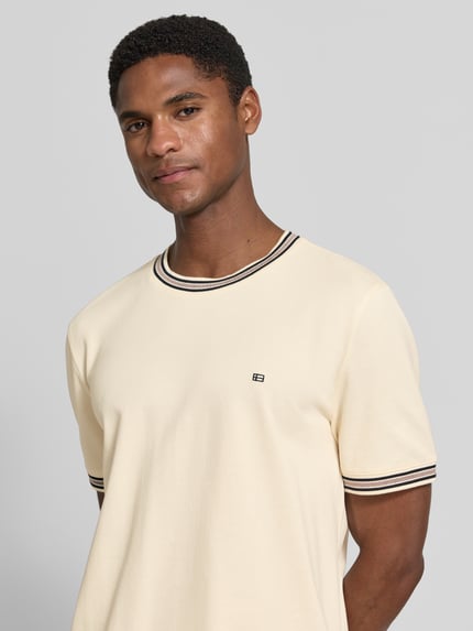 Männermodel trägt Regular Fit T-shirt mit logostitching van Christian Berg Men, puur katoen, ronde hals, ruglengte maat M 71 cm, Nahaufnahme Oberkörper.
