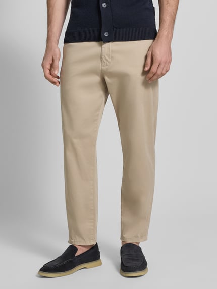 Męski model nosi beżowe chino z kieszeniami bocznymi Chino mit Eingrifftaschen Modell 'PEPE' od Casual Friday, krój regular fit, zapięcie na guzik i zamek, kieszenie tylne, szerokość w rozmiarze 32/32: 44 cm, długość nogawki wewnętrznej 72 cm, pełny widok z przodu.