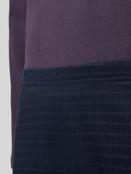 Produktfoto, Relaxed Fit Pyjama-Set aus reiner Baumwolle von SCHIESSER, zestaw piżama z bawełny, krój relaxed fit, Dekolt w serek, długi rękaw, Brustasza, granatowe wzory i fiolet, wyraźna struktura materiału