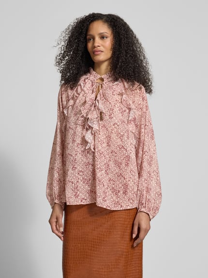 Frauenmodel trägt Regular Fit Bluse mit Rüschen und Schnürung von Jake*s Collection, Allover-Look, Stehkragen; Nahaufnahme Oberkörper.