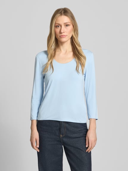 Vrouwenmodel draagt shirt met lange mouwen 'Kirosa Fine' van Someday, mix van viscose en elastaan, regular fit, ronde hals, 3/4-mouw, ruglengte bij maat 36: 54 cm, lichtblauw, eenvoudige structuur, effen stof, Ganzkörperansicht van voren.