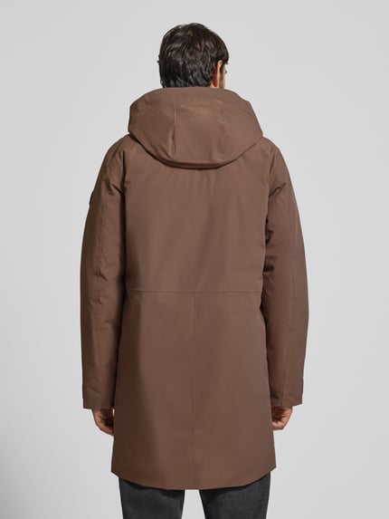 Männermodel trägt Didriksons Parka mit Kapuze Modell 'HEKTOR' in bruin, regular fit, gladde textuur, ganzkörperansicht rückansicht.