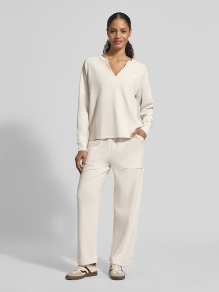 Vrouwenmodel draagt Sweatpants mit Eingrifftaschen und Aufschlag van Christian Berg Woman, Modalmix, relaxed fit, steekzakken, omslag. Volledig lichaamsaanzicht van voren.