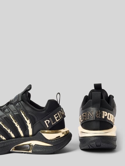 Produktfoto, Herren Sneaker mit Schnürverschluss Modell 'GLADIATOR' von PLEIN SPORT, Schwarz mit goldfarbenen Label-Details, Material-Mix, abgerundete Spitze, strukturierte Sohle, Absatzhöhe 6 cm, Schafthöhe 7 cm, Schaftweite 8 cm.