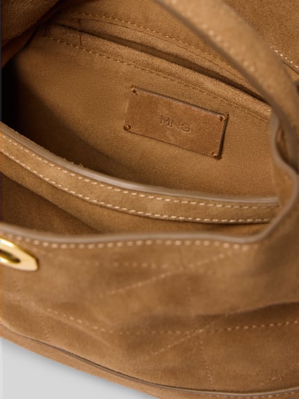 Produktfoto, Handtasche aus Leder Modell 'MONTE' von MANGO mit Steppnähten, goldener Schnalle, sichtbarer Innenraum und Label, Echtleder, Detailansicht