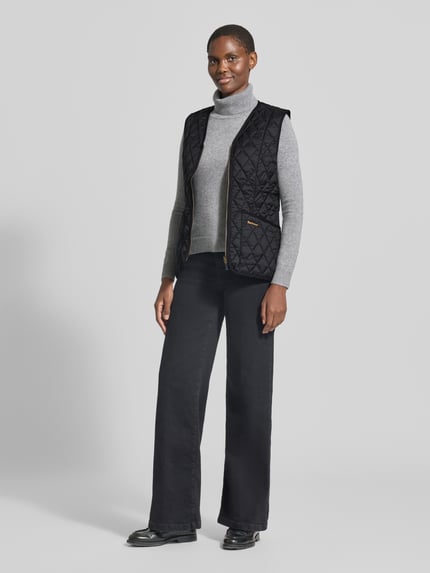 Frauenmodel trägt Regular Fit Weste mit V-Ausschnitt Modell 'BETTY' von Barbour, Damen Weste, Schwarz-Grau, Ganzkörperansicht von vorne.