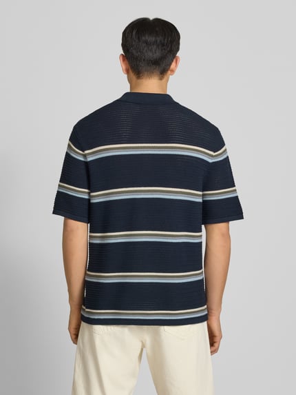 Männermodel trägt Regular Fit Poloshirt mit Streifenmuster Modell 'MAINE' von Jack & Jones, reine Baumwolle, Rückenlänge 70 cm, Ganzkörperansicht Rückansicht.
