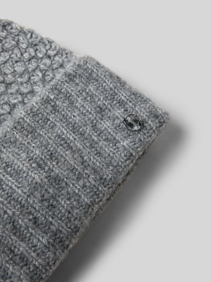 Produktfoto, Mütze mit Umschlag und Label-Detail van Comma, grofgebreid design, materiaalmix met lamswol, brede omslag, labeldetail