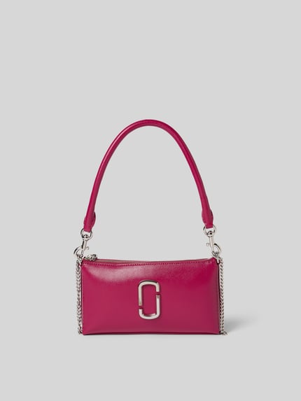 Produktfoto, Pochette aus echtem Rindsleder von Marc Jacobs w kolorze fuksji z detalem z logo, efekt łańcuszka, główna przegroda z zamkiem błyskawicznym, odpinany pasek, szerokość w rozmiarze 1: 21 cm, długość w rozmiarze 1: 12 cm, głębokość w rozmiarze 1: 4 cm