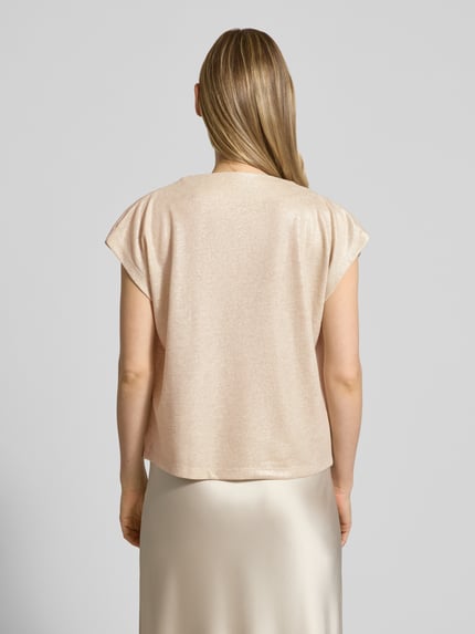 Vrouwenmodel draagt T-shirt met Wasserfall-Ausschnitt Modell 'Kevine' van Someday in lichtbeige materiaalmix met viscose, regular fit, ruglengte maat 36: 58 cm, glanzende textuur, Ganzkörperansicht Rückansicht
