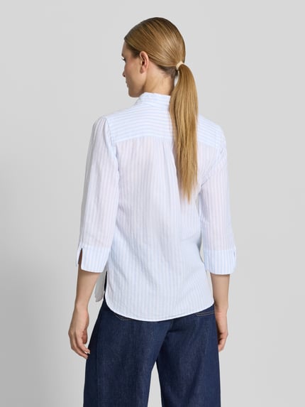Kobiece model prezentuje Regular Fit Hemdbluse aus reiner Baumwolle Modell 'VIKI' od Brax, białe i niebieskie paski, krój regular fit, bawełna, widok całej sylwetki od tyłu.