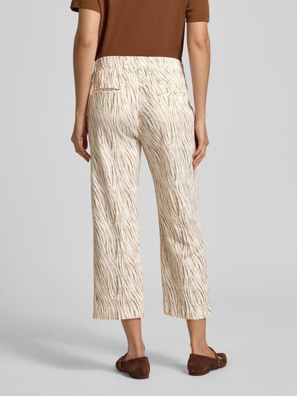 Frauenmodel trägt Slim Fit Culotte aus Leinen-Mix Modell 'PAM CULOTTE' von Raphaela By Brax, Optik:Allover-Muster, Cropped, Paspeltaschen, Ganzkörperansicht Rückansicht.