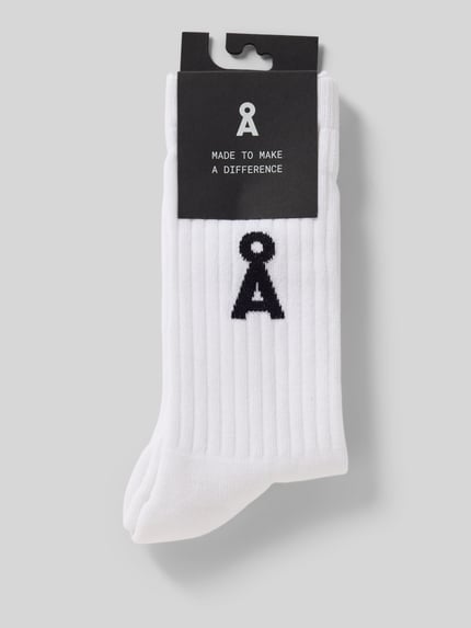 Productfoto, unifleurig witte Socken aus Baumwoll-Mix Modell 'SAAMUS BOLD' van Armedangels met label-schriftzug, logo-detail en geribde boord, stretch materiaal.