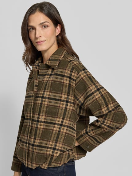 Frauenmodel trägt Kurzmantel mit abgerundetem Saum Modell 'SC-GERLINDE 1' von SOYACONCEPT, Allover-Muster kariert, mehrfarbig, Nahaufnahme Oberkörper.