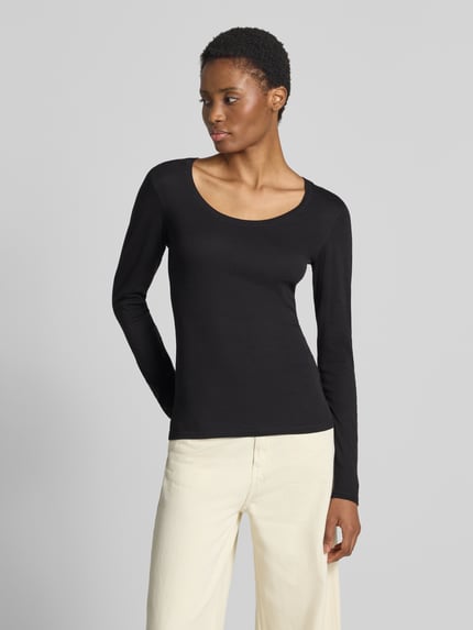 Kobieta modelka nosi czarną bluzkę z długim rękawem Slim Fit Langarmshirt aus Baumwoll-Modal-Mix model 'Sorana' od OPUS, zdjęcie całej sylwetki z przodu