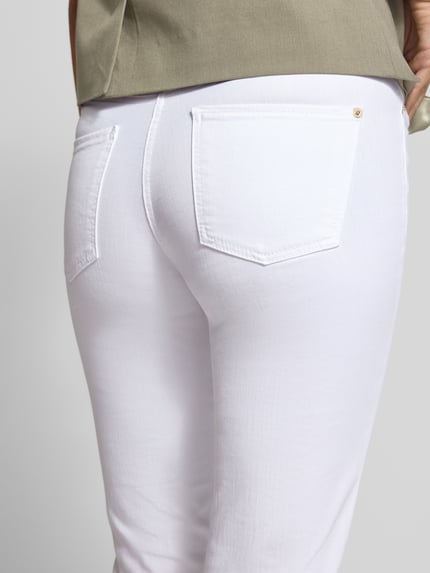 Vrouwenmodel draagt Slim Fit Jeans aus Baumwoll-Mix Modell 'PIPER' van Cambio, look: effen, katoenmix, 5-pocketmodel, detailopname achterkant