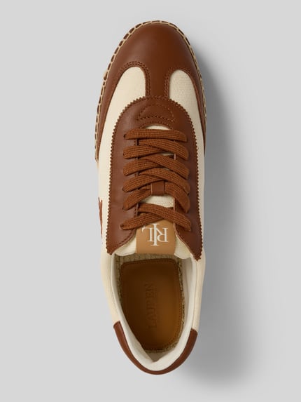 Produktfoto, Sneaker uit mix van leer en textiel Model 'LUIZE' van Lauren Ralph Lauren, afgeronde punt, vetersluiting, logoprint, hakhoogte 3 cm, schachthoogte 8 cm, schachtbreedte 7 cm, bruin-crèmekleurig, grove textuur.